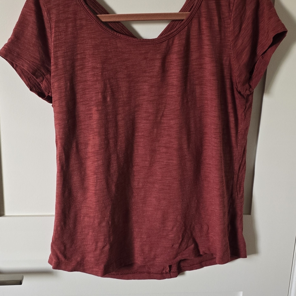 White House Black Market Women's Scoop Neck Tee in Deep Red